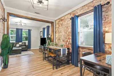 Image de Charming Cottage  * 2 Miles to Nas * Remodeled * 2 Queen Beds * Fenced Yard