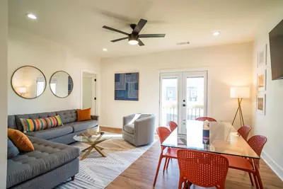 Image de Lovely E. Lake 3bd/2bth, walkable to restaurants, parks, E. Lake golf course!