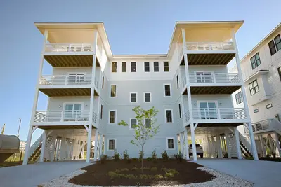 Image de Giant House With Giant Water Views! Walkable to all Cb has to offer