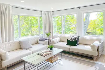 Image de Cozy, Quiet, Sunny Southampton Dream. Five minute walk to the beach!