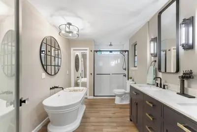 Image de 3 miles from Nas * King and Queen Bed * Covered Patio * Luxury Bath * Open concept Living