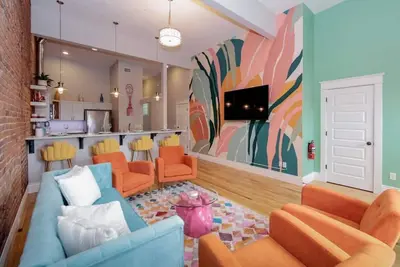 Image de Downtown Luxury Industrial Loft / 13-Ft Ceilings / Walkable