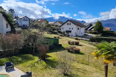 Image de Maison entre lac et montagne