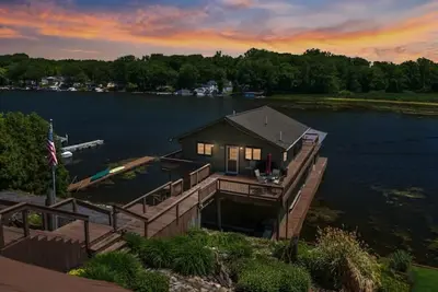 Image de Unique lake house built overwater on the Great Lakes, Sodus Bay Lake Ontario