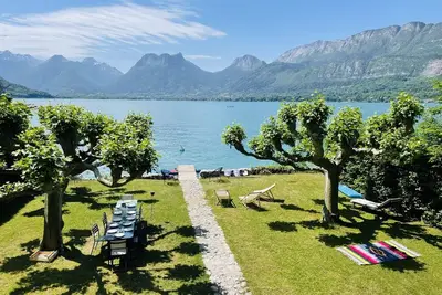 Image de Les Clapotis: Maison pieds dans l’eau lac d’Annecy