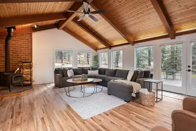 Image de Newly Renovated Sunriver Gem! 12 Sharc passes, Bikes, Ping Pong Table, Hot Tub!