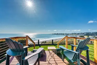 Image de New Listing Oceanfront 3 bedroom / 3 bath home overlooking the Brookings Harbor