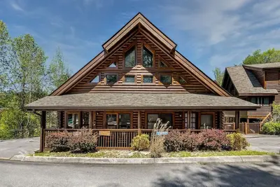Image de Stunning 2bd Cabin in Town! Arcade + Pool + Wifi!