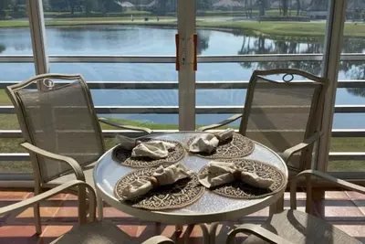 Image de Enjoy an unforgettable vacation on this Palm Aire Country Club Condo