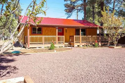 Image de Red Door Cottage | Retro cabin, Pet friendly