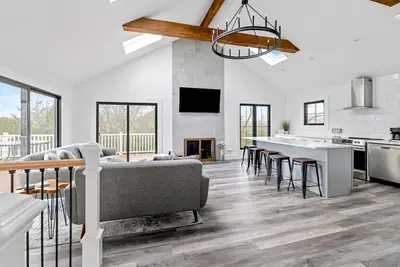 Image de Renovated retreat with a pool, grill, firepit, in-home gym, W/D, & Ac