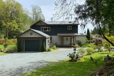 Image de Your getaway home is spacious & private - great for rest and relaxation.