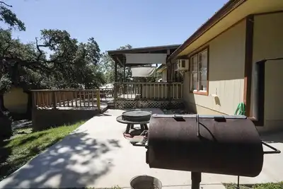 Image de Quaint cabin located on the Frio River