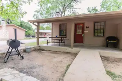 Image de Frio Country Resort - Within walking distance to the Frio River!