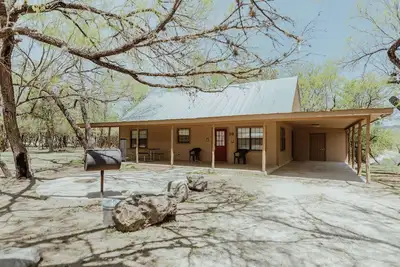 Image de Frio Country Resort - Within walking distance to the Frio River!