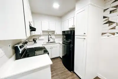 Image de Suite #17 Modern One Bed w/Balcony in Midtown!