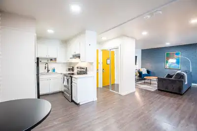Image de Suite #7 Modern One Bed w/Balcony in Midtown!