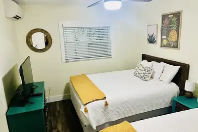 Image de 2 Queen Beds | Downtown Comfort & Cozy Charm
