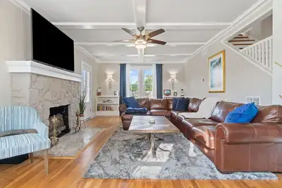 Image de Cottage for 10! Large yard + Firepit. Pets Ok. 15 min. to Beach. New Interior!