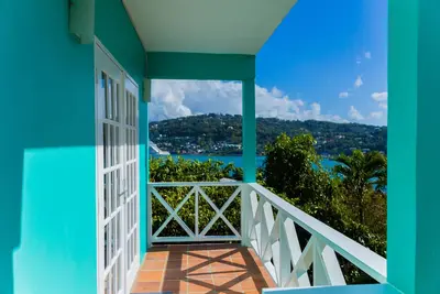 Sweet Life. Sweet apt. Relax, enjoy an awesome view, walk to the beach, live it up