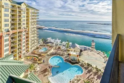 Image de Perrydise @ Emerald Grande - 3br 11th floor Harbor & Gulf Views w/beach service!