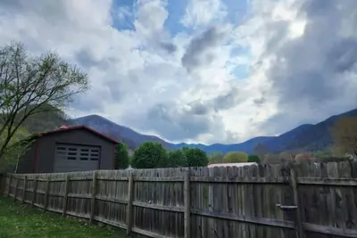 Image de Maggie Valley Creekside Retreat!
