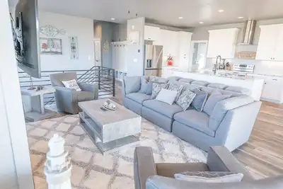 Image de Sleeps 14 guests. Parking for up to 6 vehicles, 5 bedrooms, and 5 full baths. Private hot tub! Ap. . .