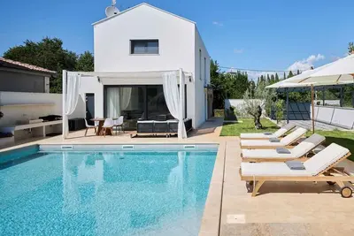 Image de Villa avec piscine, climatisation, internet et une grande terrasse couverte