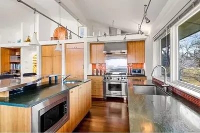 Image de Stunning, contemporary 2300 sq ft home with breathtaking views of Ipswich Bay