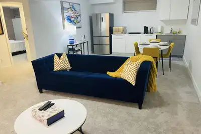 Image de Luxury Private basement suit. Private entrance and Private parking