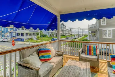 Image de 18 Abbott Upper - 6 Bedroom Beach House - One Block To The Sea