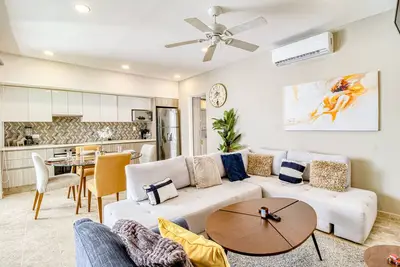 Image de Tropical apartment with a balcony, modern interior, & W/D - rooftop pool access