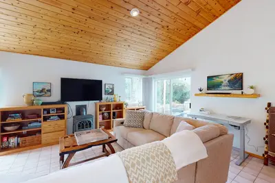 Image de Ocean view home with private hot tub, firepit & fireplace - walk to river/trail