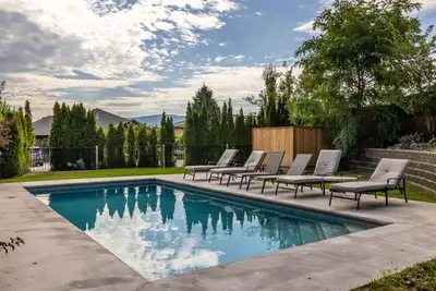 Image de Okanagan ValArrowleaf Villa Okanagan: Luxury Home With Pool, Gym, & Cinema