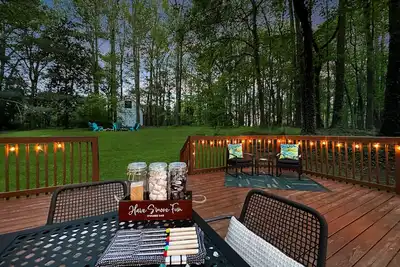 Image de Downtown Boho Oasis w\/ Firepit & Game Rm w\/ Marvel Arcade, Sleeps 8, Wills Park