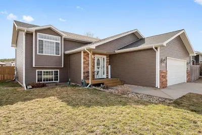 Image de Stylish 5 Br- Lg Fenced Backyard and Playground