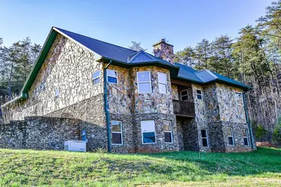 Image de Ocoee Stone Lodge | 3 Bed, 2 Bath | Wifi | Fireplace