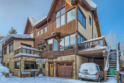 Image de 2095 Vermont Rd. , West Vail Home -Hot Tub on Deck, Chef`s Kitchen, and Great Views!