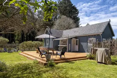 Image de The Grove - Quaint Mendocino cottage just minutes from the beach!
