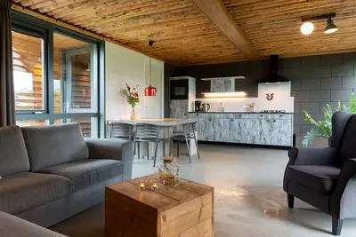 Image de Bungalow avec cheminée décorative, à la ferme