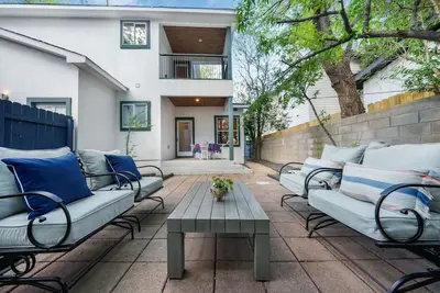 Image de Stylish + Modern 4-bedroom, 10 minutes to Downtown