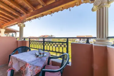 Appartement 'Giannis 8' avec jardin partagé, Wi-Fi et climatisation