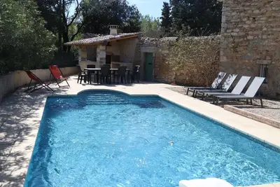 Image de Mas provençal datant de 1738 avec piscine