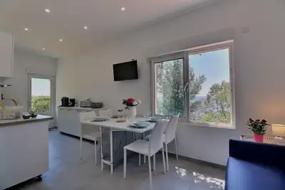Image de Appartement 2 chambres, Piscine partagée, Plage privée, Jardin Méditerranéen