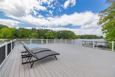 Image de Spacious 6br Lakefront Home: Pet-Friendly, Dock, Firepit, Ping-Pong