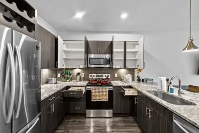 Image de Apt 346 · Luxury King Suite\/Pool | Free Parking | On Hwy121