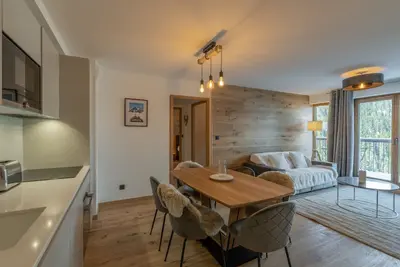 Image de Appartement Neuf 65m² Courchevel Moriond, 2 Chambres + Cabine, Balcon, Parking Couverts, Skis aux Pieds