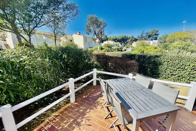 Image de Appartement refait Ă neuf, calme avec terrasse et parking, proche plage et port