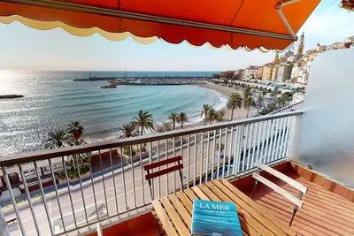 Image de Appartement spacieux avec terrasse face mer Ă Menton, proche plages et centre-ville
