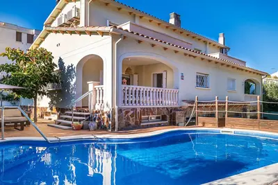 Image de Maison avec piscine privée et garage à 250m de la plage